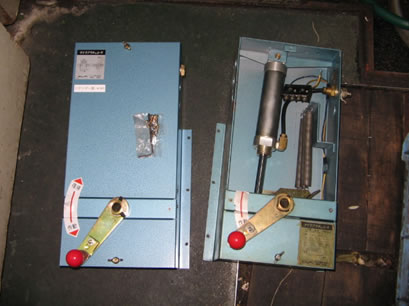 新しい排煙ダンパーと入れ替えます