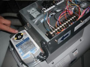 CAVリミットスイッチを調整します。