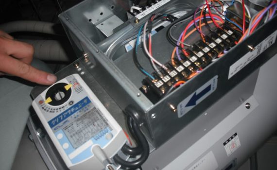 CAVリミットスイッチを調整します。