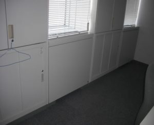 事務所にきれいに収まっているパネルヒーター。