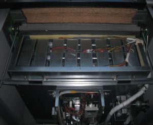 不良を起こしているパネルヒーターを分解します。