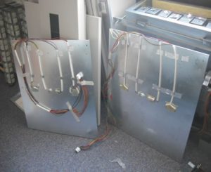 右側の不具合品を左側の新品と交換します。