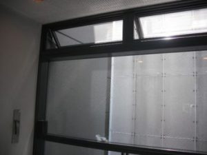 開けた排煙窓が閉まらなくなりました。