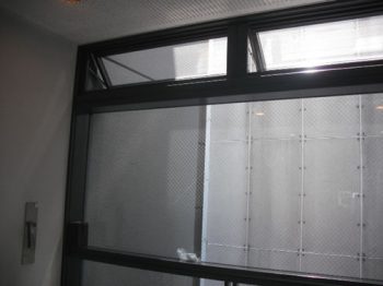 開けた排煙窓が閉まらなくなりました。