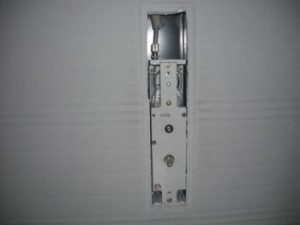 手回し装置そのものを交換し、ワイヤーを調整。