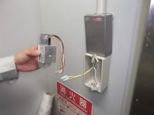 これを押すと排煙口が開くはずですが、今回は動作不良を起こしています。