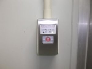 排煙口が正しく可動するための手動装置の入れ替えが完了しました。