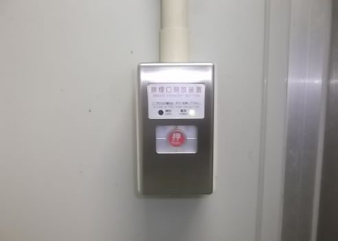 排煙口が正しく可動するための手動装置の入れ替えが完了しました。