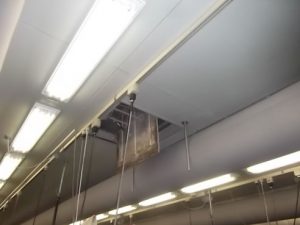 手動装置で排煙口が開きました。