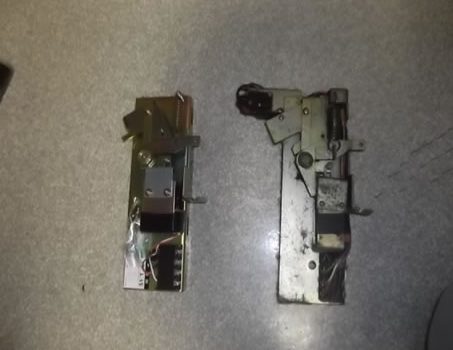 右が経年劣化した作動器。これを左のものに交換します。